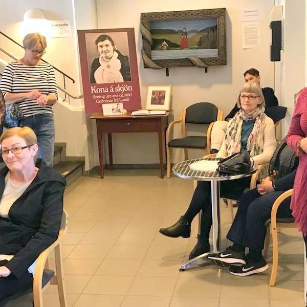 Frá opnun sýningarinnar Kona á skjön á Egilsstöðum. Mynd: KSE.