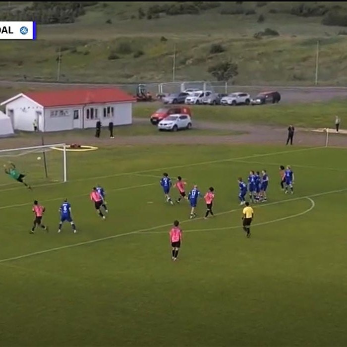 Manu skorar þriðja markið beint úr aukaspyrnu. SKJÁSKOT