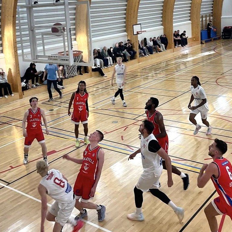 Frá leik Snæfells og Þórs sem fram fór á Skagaströnd á laugardaginn. Á áhorfendabekknum má sjá unga iðkendur sem tóku þátt í námskiði. MYND AF FACEBOOK