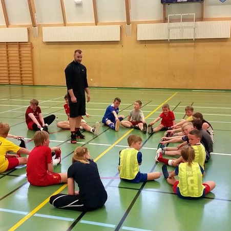 Áhugasamir körfuboltakrakkar a Bönduósi hlusta á þjálfarann, Helga Frey en með honum í þjálfarateyminu eru þau Hannes Ingi Másson og Linda Þórdís Róbertsdóttir. Mynd af FB.