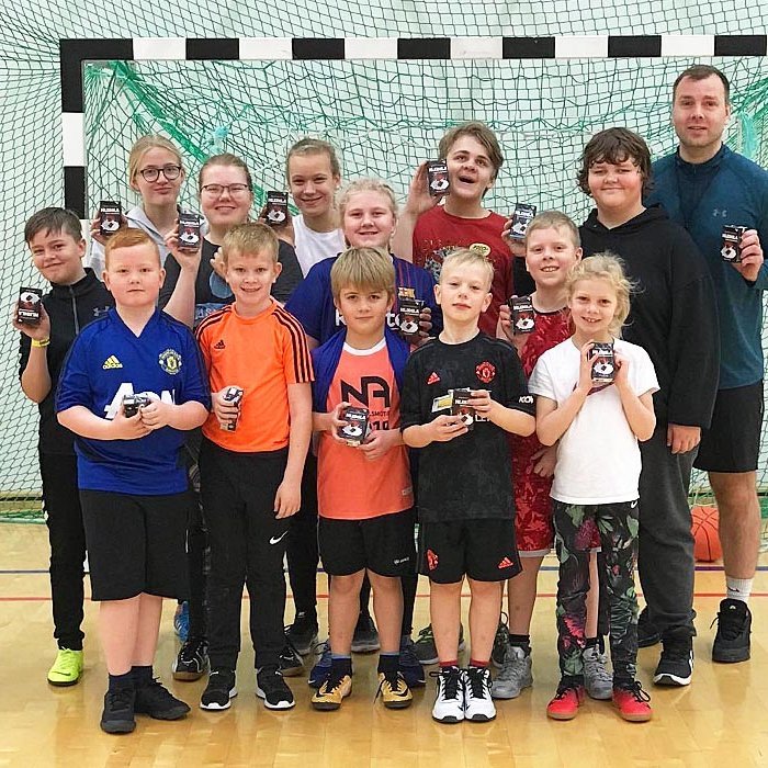 Helgi Margeirs með flottum hópi krakka sem mættu á námskeið Körfuboltaskóla Norðurlands vestra sem haldið var á Hólmavík nú í nóvember. MYND: KNV