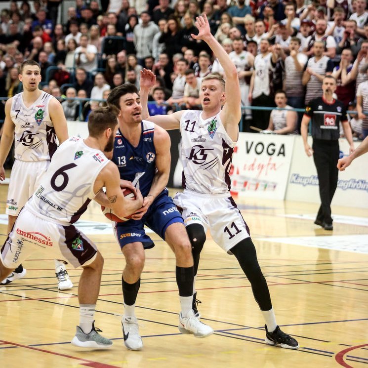 Þeir eru ekki árennilegir heimadrengirnir Pétur, Arnar og Hannes, þar sem þeir þjarma að Herði Axel Keflvíkingi og landsliðsmanni í fyrri viðureign Stólanna í úrslitakeppninni. Mynd: Hjalti Árna.