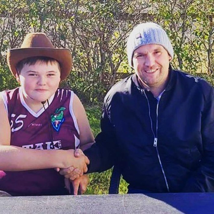 Hlífar Óli og Dagur pabbi hans handsala samninginn. MYND AF VEF KKD. TINDASTÓLS