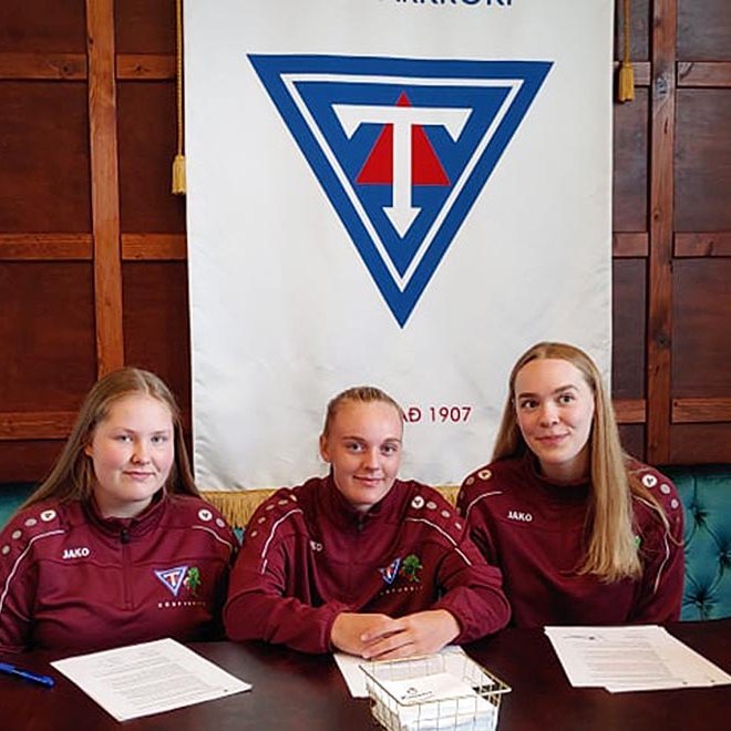 Fanney, Eva og Inga við undirritun samninganna í Lemon á Króknum fyrr í dag. MYND:  TINDASTÓLL