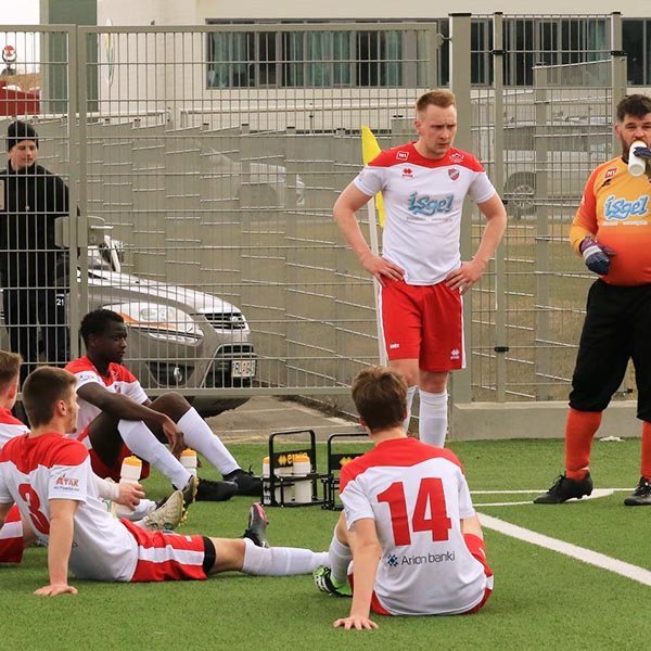 Ingvi Rafn fer yfir málin með sínum mönnum. MYND: JÓI SIGMARS