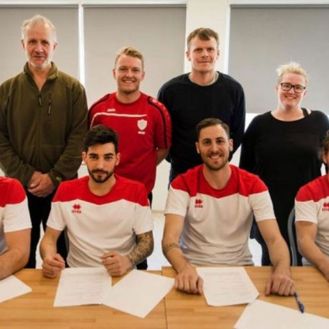 Daniel Garcerán, Carlos Dominguez, Miguel Martínez og Hilmar Þór Kárason skrifa undir á lokadegi félagaskiptagluggans og stoltu meistaraflokksráði ásamt Þjálfaranum Hámundi Erni Helgasyni. Mynd: Kormákur/Hvöt.