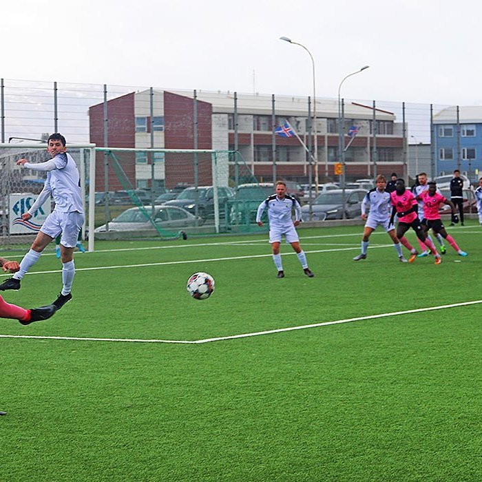 Lazar skorar mark Kormáks/Hvatar beint úr aukaspyrnu en einhvernveginn smaug boltinn framhjá leikmönnum í teignum og í fjærhornið. MYND AF SÍÐU KORMÁKS/HVATAR