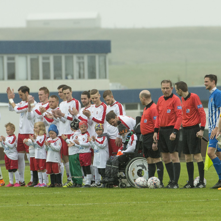 Börn í 8. flokki ásamt leikmönnum. Mynd: Róbert Daníel Jónsson