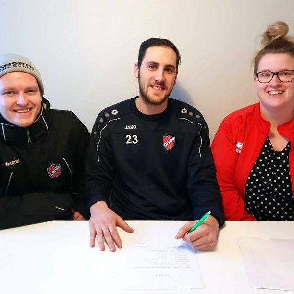 Hámundur, Domi og Lee Ann, við undirskrift leikmannasamnings. Mynd af FB Knattsp.deild Hvatar.