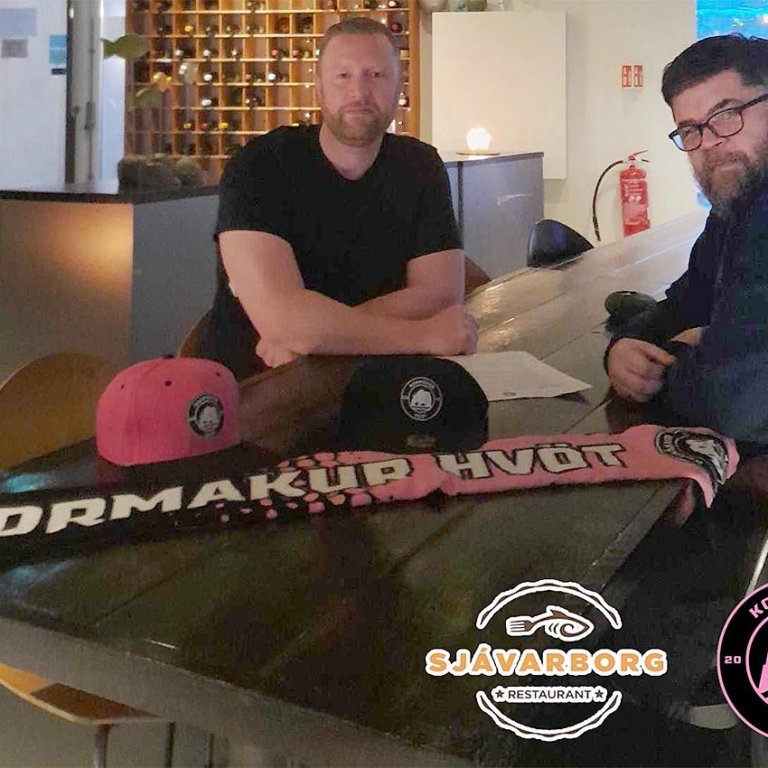 Gunnar Páll Helgason frá Sjávarborg og Hörður Gylfason úr stjórn meistaraflokksráðs Kormáks Hvatar skrifa undir samninginn. MYND AÐSEND