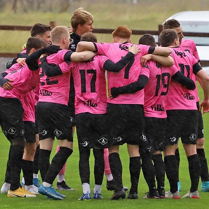 Lið Kormáks/Hvatar peppar sig saman á Hvammstangavelli á dögunum. MYND: JÓN ÍVAR / AÐDÁENDASÍÐA KORMÁKS