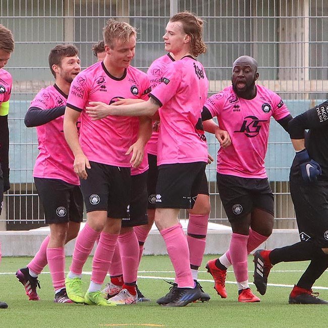 Aliu Djalo, hér annar frá hægr, fagnar marki með félögum sínum fyrr í sumar. Hann gerði mark Kormáks/Hvatar í Garðabænum í gær. MYND: ÓAB