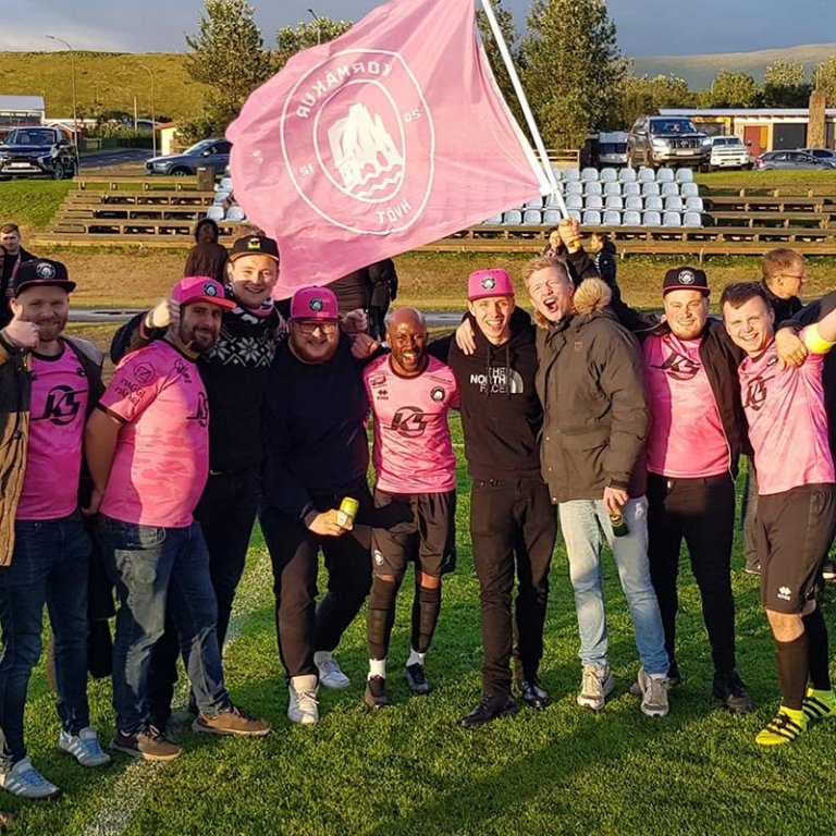 Leikmenn og stuðningsmenn Kormáks/Hvatar fagna í leikslok. MYND AF FB-SÍÐU AÐDÁENDA