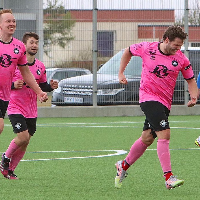 Hilmar Kára fagnar marki fyrr í sumar. Ingvi Rafn og Ante Marcic fylgja helsáttir í humátt á eftir honum.  MYND: ÓAB