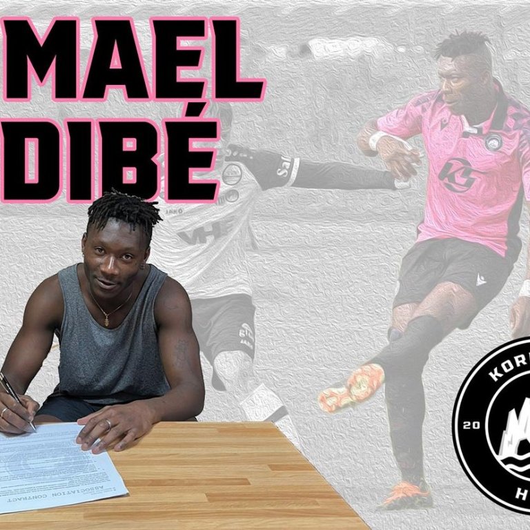 Ismael Sidibé með pennann á lofti. MYNF AF FB AÐDÁENDASÍÐUNNAR