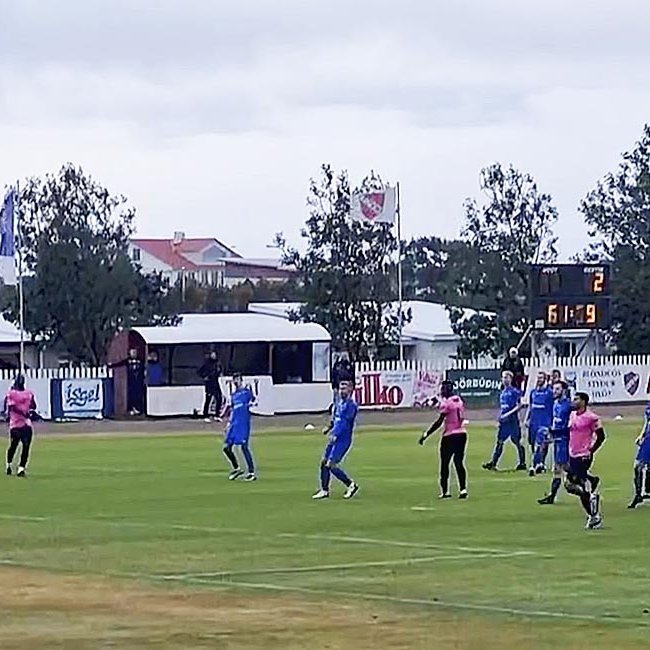 Boltinn smellur í þverslá Káramarksins eftir aukaspyrnu heimamenn í síðari hálfleik. SKJÁSKOT