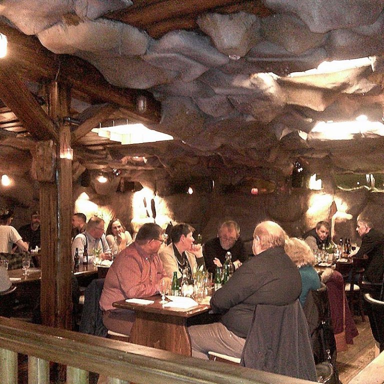 Þétt setinn bekkurinn í Eyvindarstofu á Blönduósi. MYND: VALLI