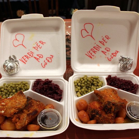 Hún var góð sendingin sem Hlynur og Silla fengu frá B&S Restaurant á Blönduósi, kotilettur með öllu. Aðsend mynd.