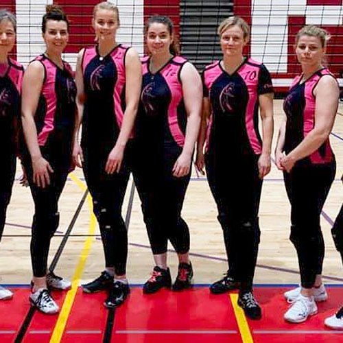 Kátar Krækjur á blakmóti í Mosfellsbæ. Fv. Elsche Oda Apel, Vala Hrönn Margeirsdóttir, Valdís Ýr Ólafsdóttir, Sandra Hilmarsdóttir, Una Aldís Sigurðardóttir, Helga Fanney Salmannsdóttir, og Claudia Wilke. Mynd af FB síðu Krækjanna.