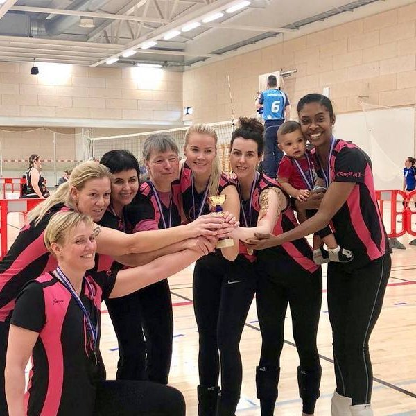 Þessar tryggðu Krækjum deildarmeistaratitilinn í lokaumferð blakliða neðri deilda í Kórnum Kópavogi um helgina. Mynd: FB Krækjur.