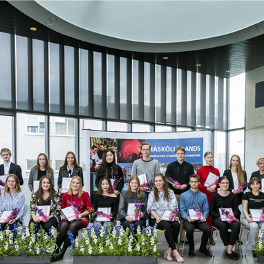 Matthildur Kemp í góðum félagskap afreksnema sem hyggjast hefja nám í Háskóla Íslands í haust. Matthildur er þriðja frá hægri í fremri röð. Aðsend mynd.