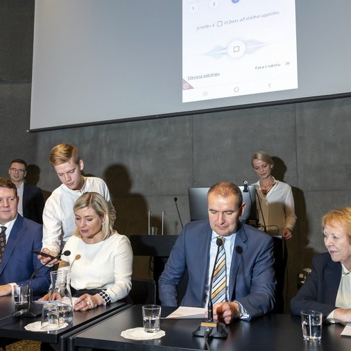 Halldór Benjamín Þorbergsson, framkvæmdastjóri Samtaka atvinnulífsins, Lilja Alfreðsdóttir, mennta- og menningarmálaráðherra, forseti Íslands, Guðni Th. Jóhannesson og Vigdís Finnbogadóttir, fyrrverandi forseti Íslands, lásu í gærmorgun inn á tölvuforrit sem safnar röddum Íslendinga til að nota í samskiptum við snjalltæki framtíðarinnar. Kristinn Ingvarsson.