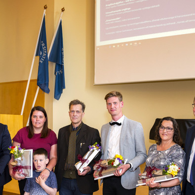 Verðlaunahafar ásamt mennta- og menningarmálaráðherra, rektor HÍ og forseta Menntavísindasviðs. Mynd:Kristinn Ingvarsson.