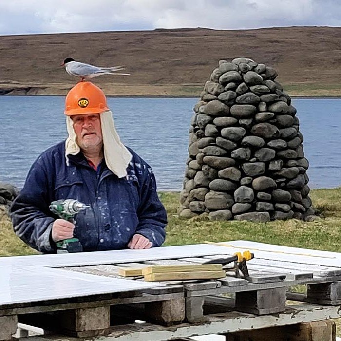 Benjamín safnvörður með íbúa höfuðborgarinnar. Myndin er tekin í Hrútafirðinum. MYNDIR: GUNNAR RÖGNVALDSSON