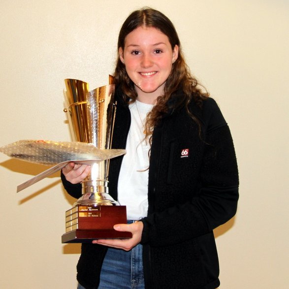 Krista Sól Nielsen með afreksbikar og viðurkenningarskjal. Mynd: PF.