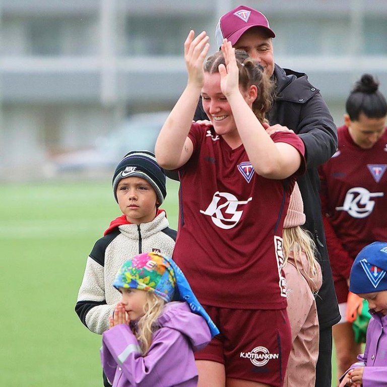 Donni og Krista Sól en hún spilaði síðasta leik sinn með Stólastúlkum í bili. Þarna eru þau í fínum félagsskap. MYND: ÓAB