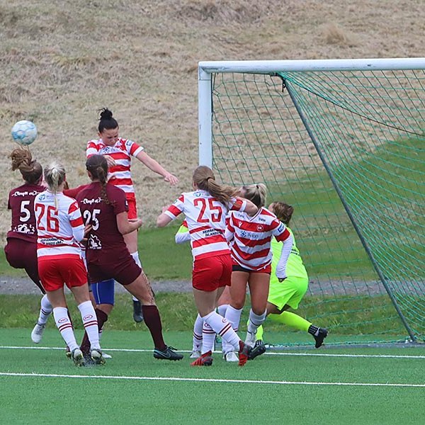 Krista (21) skallar að marki en boltinn small í slánni. MYND: ÓAB