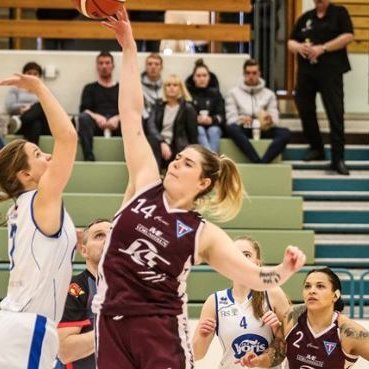 Kristín í uppkasti í leik Tindastóls og Hamars. Mynd: Hjalti Árna