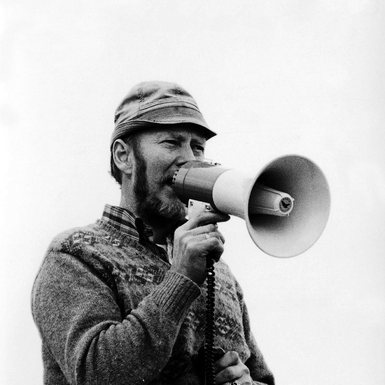 Friðþjófur Þorkelsson stjórnar Leirugleði hestamanna í Mosfellsbæ, „látið vaða á súðum og notið þess að að ærslast og vera til“, sjá bls. 176 í Íslenski hesturinn, útg. MM og SÍH 2004, höfundar: Gísli B. Björnsson, Hjalti Jón Sveinsson o.fl. Ljm. úr safni SÍH, Sig.Sigm.