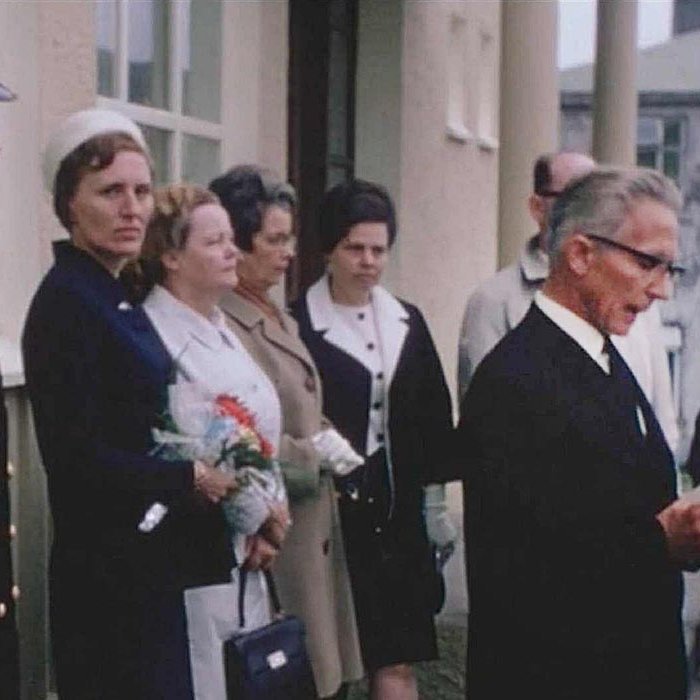 Kristján Eldjárn, lengst til vinstri, hlýðir á ræðu Guðjóns Ingimundarsonar á tröppum gamla pósthússins á Kirkjutorgi. SKJÁSKOT