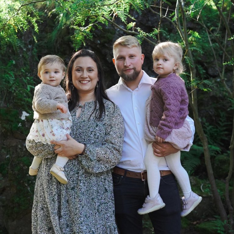 Kristófer og Sara með dætur sínar tvær. MYND AÐSEND