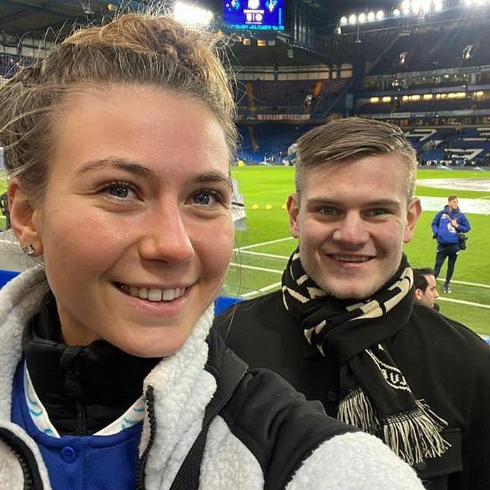 Kristrún María og Sigurður Bjarni, fyrirliði Kormáks/Hvatar, hress og kát á Stamford Bridge áður en leikur Chelsea og Fulham hófst í gærkvöldi. AÐSEND MYND