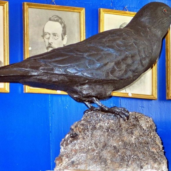 Útskorinn hrafn (BSk 2018:15) gætir gamla bæjarins í Glaumbæ. Hrafninn var skorin út og gefinn til safnsins af Vestur-Íslendingnum Einari Vigfússyni. Amma Einars og langamma voru fjósakonur í Glaumbæ á 19. öld. Krummi þessi er nú orðvar þegar kemur að veðurspádómum.