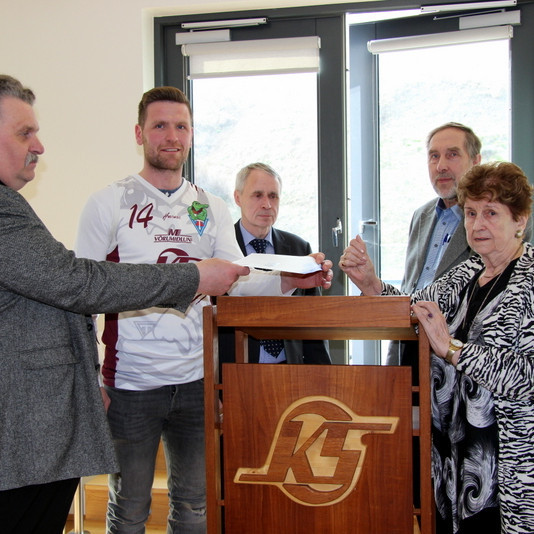 Björn Hansen og Helgi Rafn Viggósson taka við fjárstyrk frá KS er Inga Valdís Tómasdóttir afhenti þeim. Með þeim á myndinni eru Þórólfur Gíslason kaupfélagsstjóri og Bjarni Maronsson, formaður stjórnar KS. Mynd: PF.