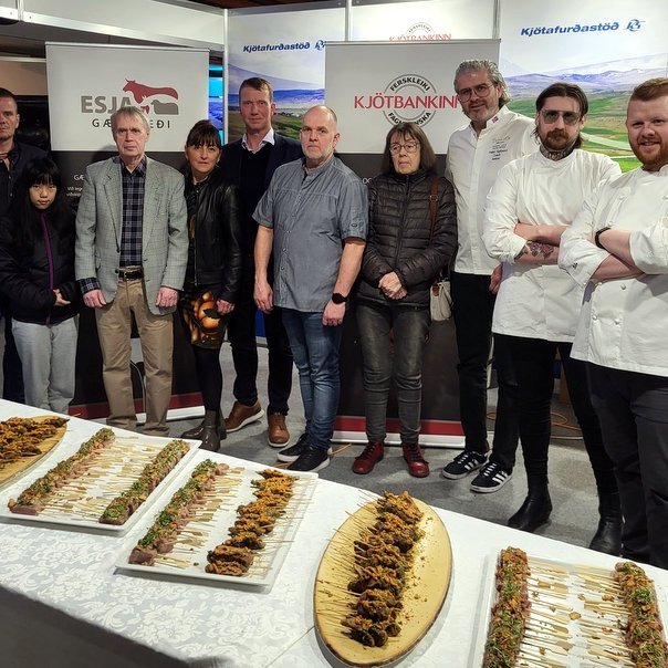 Við undirritun samstarfssamnings Kaupfélags Skagfirðinga og Bocuse d´Or akademíunnar á dögunum. Frá vinstri. Óli Viðar Andrésson, Alexandra W. Þórólfsdóttir, Þórólfur Gíslason, Guðlaug K. Pálsdóttir, Ágúst Andrésson, Bjarki Steingrímsson, Andrea D. Björnsdóttir, Þráinn Freyr Vigfússon, Sindri G. Sigurðsson og Sigurjón Bragi Geirsson. Myndir: PF.