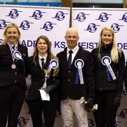 Lið Hrímnis sigraði liðaskjöldinn enda voru allir knapar þeirra í úrslitum þau Sina, Þórarinn og Líney María. Lið Þúfna kom fast á hæla þeirra og voru einnig með alla knapa í úrslitum þau Gísla, Artemisiu og Mette. Mynd af FB Meistaradeildar KS.