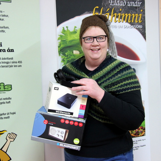 Kristín Sigurrós Einarsdóttir, KSE, með hluta tæknibúnaðar sem notaður verður við kynningu á sýndarveruleika í dag. Mynd: PF