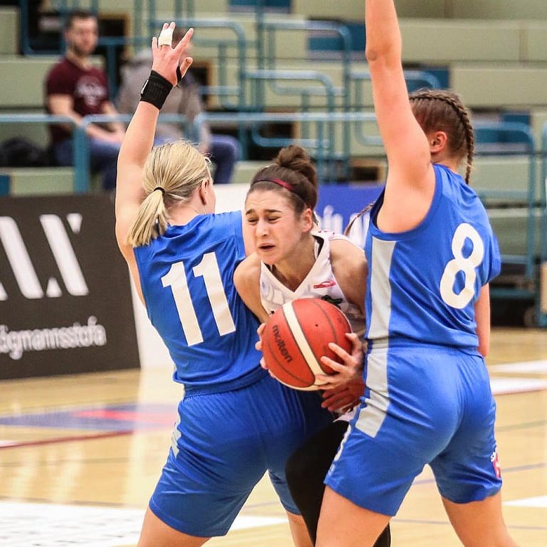 Vörn Ármanns var ekkert á því að hleypa Stólastúlkum að körfunni í gær. Hér lendir Ksenja á vegg. MYND: HJALTI ÁRNA