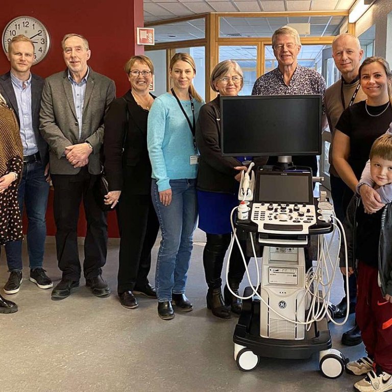 Frá afhendingu gjafarinnar í húsakynnum HSN á Sauðárkróki. Frá vinstri: Séra Sigríður Gunnarsdóttir, Ingólfur Jóhannsson, Bjarni Maronsson og Margrét Grétarsdóttir frá KS, þá koma Sigurbjörg Ólafsdóttir, Kristrún Snjólfsdóttir, Þorsteinn M. Þorsteinsson, Örn Ragnarsson og Elín Árdís Björnsdóttir fyrir hönd HSN og Herdís Á Sæmundardóttir (með Sæmund Helgason) frá KS.    MYNd: GG