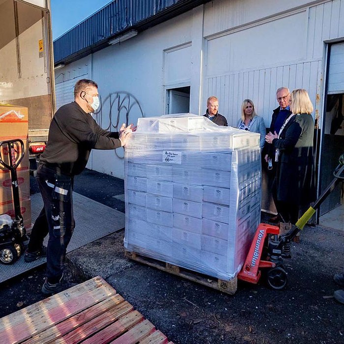 Frá afhendingu matvælanna í síðustu viku. MYND AF MBL.IS