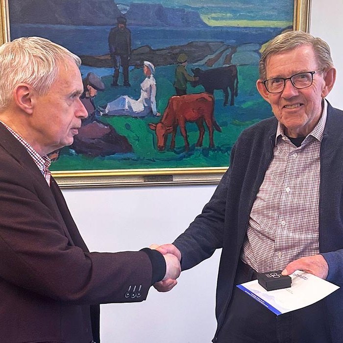 Þórólfur Gíslason kaupfélagsstjóri KS afhendir Jóni Adolf Guðjónssyni gullmerki KS.    MYND AÐSEND