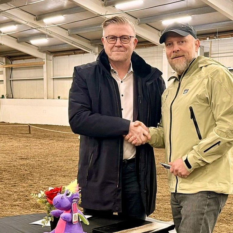 Sigurjón Rúnar Rafnsson, aðstoðarkaupfélagsstjóri Kaupfélags Skagfirðinga (KS) og Áskell Heiðar Ásgeirsson, framkvæmdastjóri Landsmóts handsala samninginn. MYND AF LANDSMÓI.IS