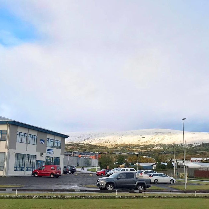 Fjallasýn frá höfuðstöðvum Feykis á Sauðárkróki nú í morgun. Snjór í fjöllum og nánast niður í byggð. MYND: ÓAB