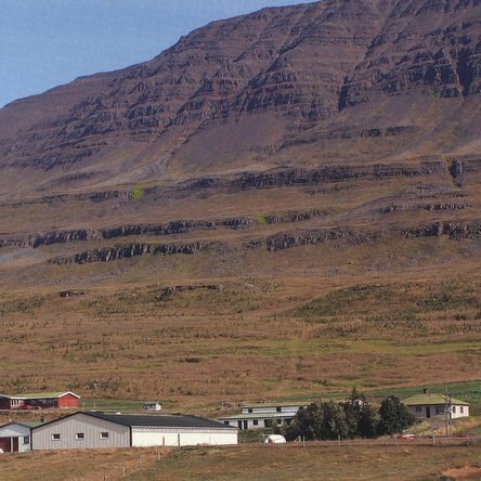 Kúskerpi 28. ágúst 2007. Nýtt fjós næst á mynd og íbúðarhúsið ber þar yfir. Gamla íbúðarhúsíð lengst til hægri. Trjáplönturnar farnar að rísa úr grasi í brekkunum út og upp frá bænum. Mynd: Byggðasaga Skagafjarðar IV. bindi.