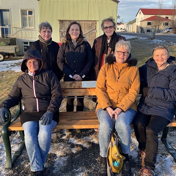 Félagskonur úr kvenfélaginu Björk við bekkinn góða. MYND AF VEF HÚNAÞINGS VESTRA