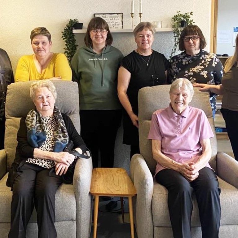 Frá hægri, Stefanía Sif Traustadóttir, forstöðumaður, Valgerður Kjartansdóttir, Guðbjörg Elsa Helgadóttir, Ása Sóley Ásgeirsdóttir, Guðbjörg Valgarðsdóttir, Rannveig Einarsdóttir, deildarstjóri. Í stólunum nýju sitja þær Edda Stefáns Þórarinsdóttir og Margrét Ingvarsdóttir. MYND AF SKAGAFJÖRÐUR.IS